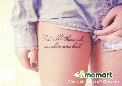 Đùi là vị trí lý tưởng để xăm chữ giúp phái nữ thỏa sức sáng tạo