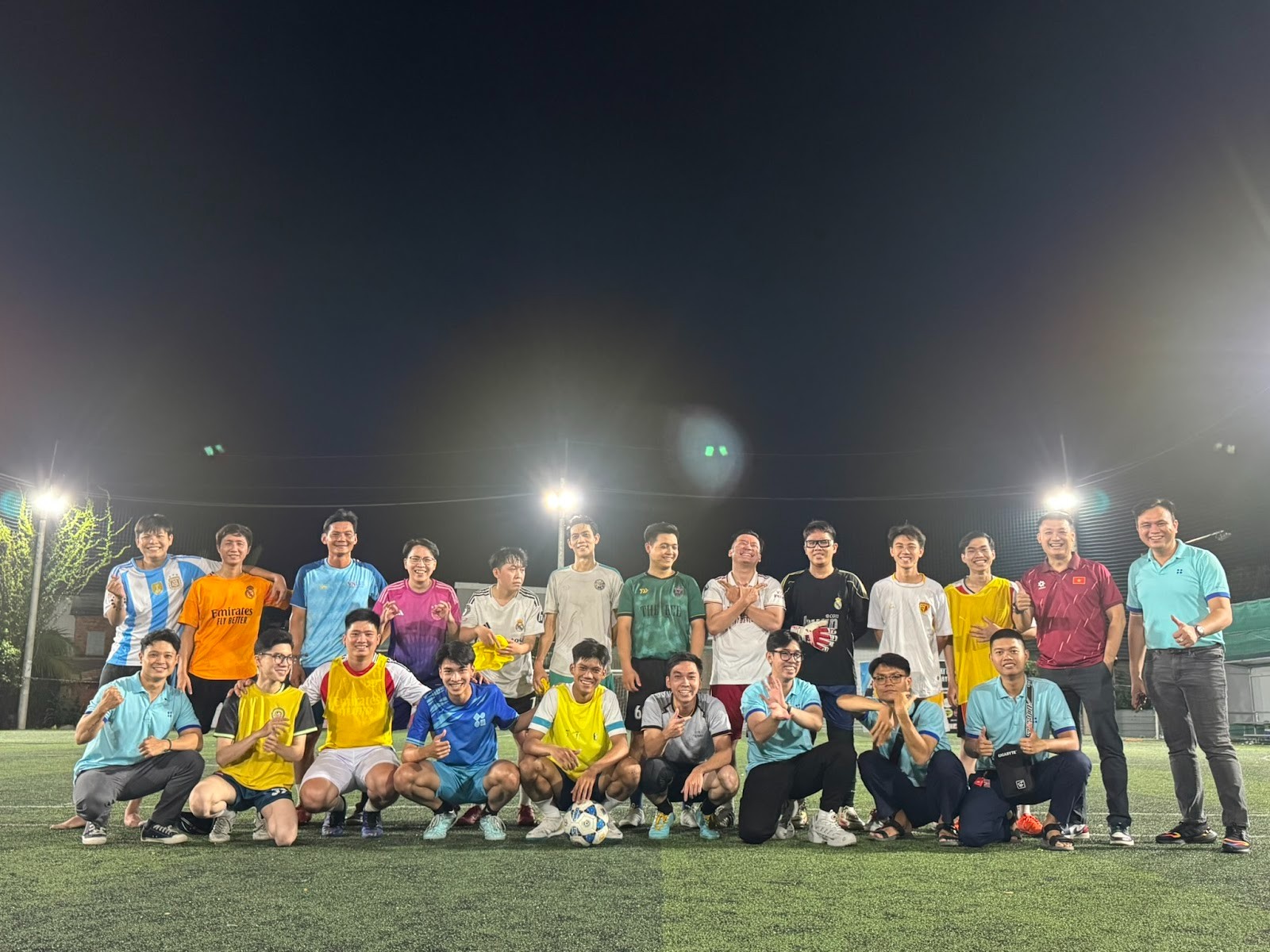 Biểu tượng câu lạc bộ bóng đá Phong Vũ với hình ảnh cầu thủ năng động