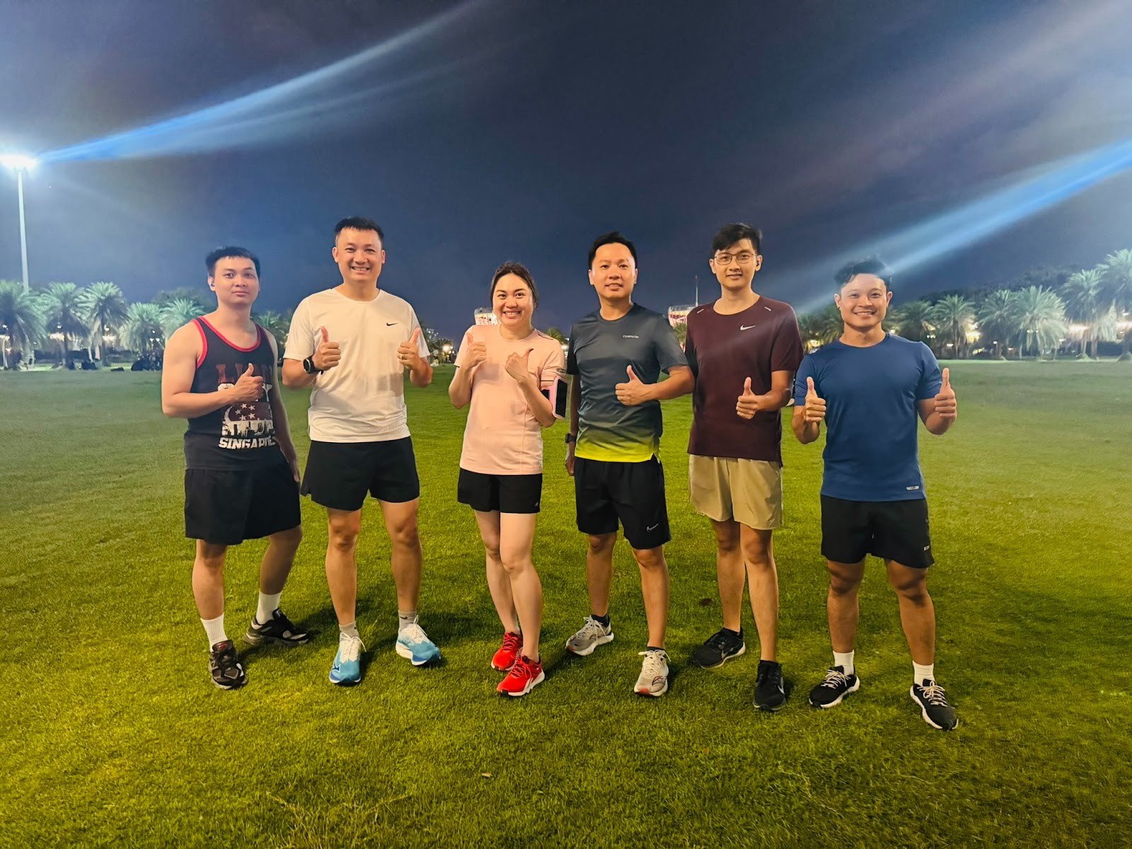 Biểu tượng câu lạc bộ chạy bộ Phong Vũ với hình ảnh người chạy đầy năng lượng