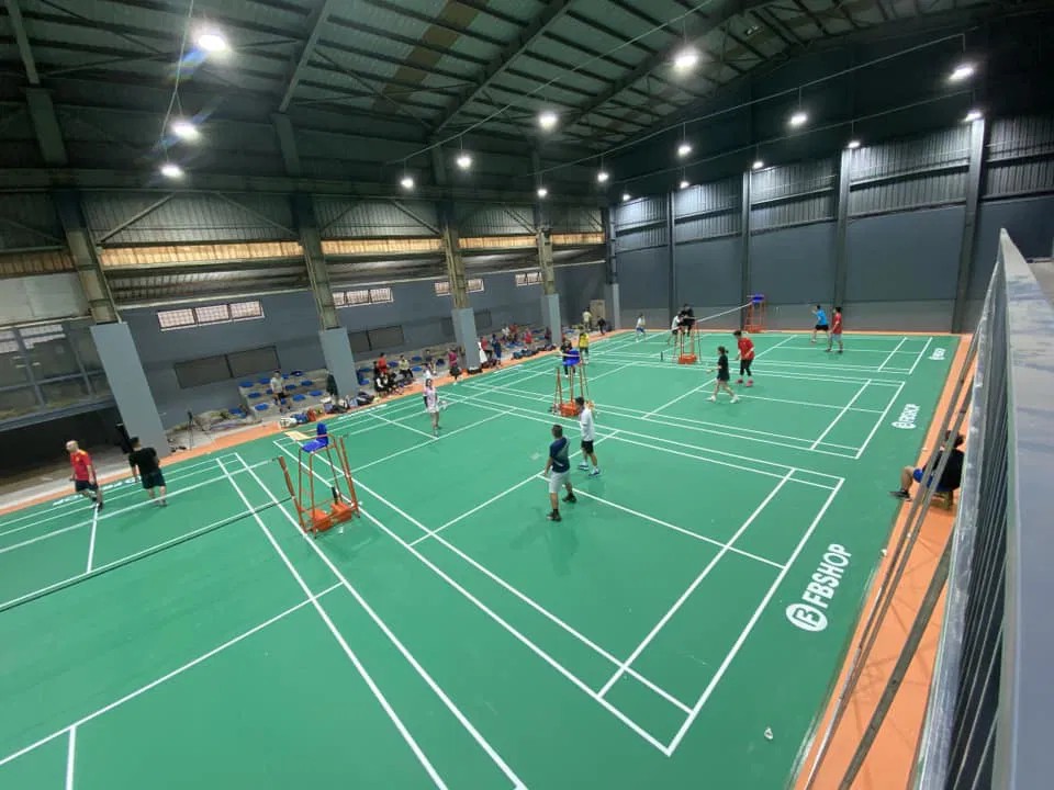 Toàn cảnh không gian rộng rãi bên trong sân cầu lông Kim Giang