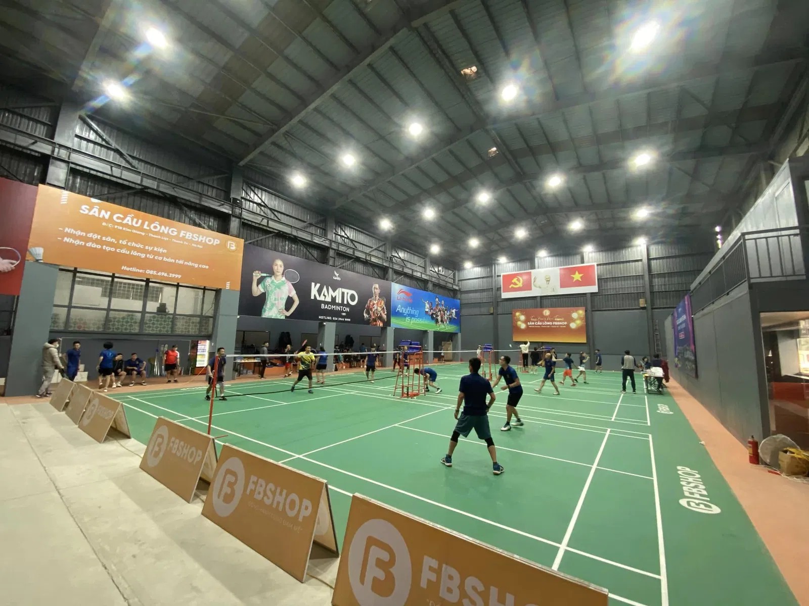 Cận cảnh một góc sân thi đấu với không gian thoáng đãng