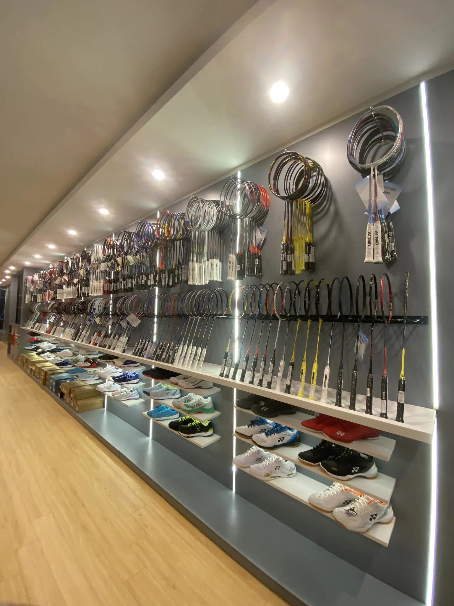 Cửa hàng Fbshop với đầy đủ dụng cụ cầu lông ngay tại sân