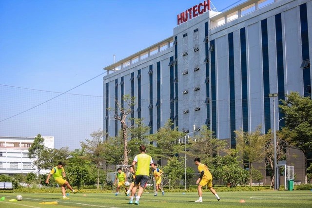 Cận cảnh sân bóng đá HUTECH hiện đại giúp cầu thủ phát huy kỹ thuật