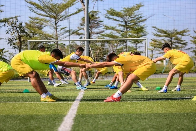 Các cầu thủ HUTECH tập luyện hăng say tại sân bóng đá trong Viện công nghệ cao