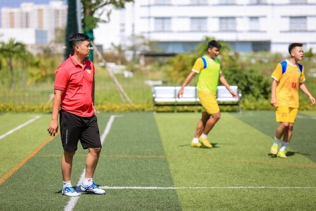 HLV Nguyễn Quốc Nam chỉ đạo chiến thuật trực tiếp trên sân