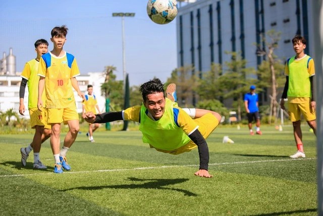 Các cầu thủ thực hiện bài tập chiến thuật trên sân HUTECH