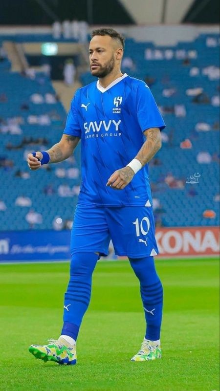 Hình ảnh Neymar tập luyện chăm chỉ trên sân tập để chuẩn bị cho trận đấu