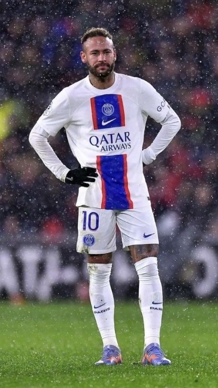Hình ảnh Neymar trầm tư giữa không gian sân cỏ mùa đông lạnh giá