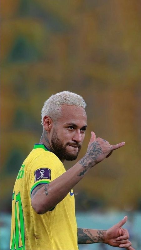 Neymar ăn mừng bàn thắng cùng đồng đội với niềm vui vỡ òa