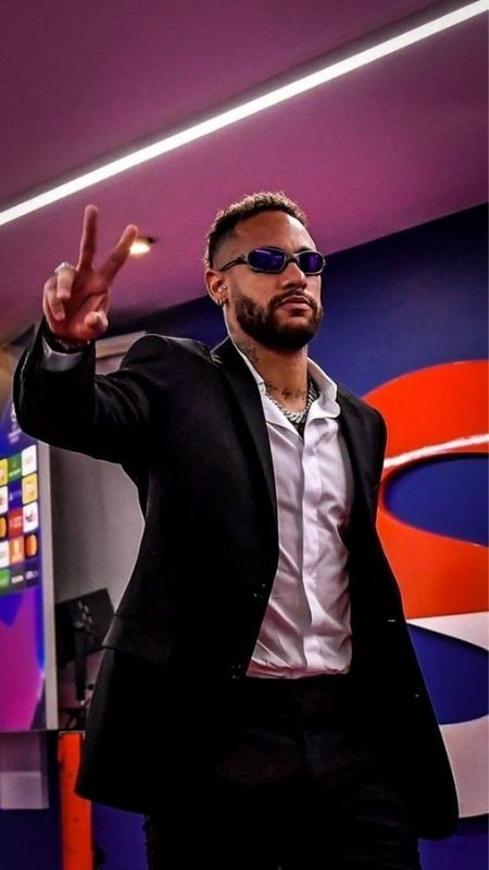 Neymar diện vest đen lịch lãm như một quý ông thực thụ