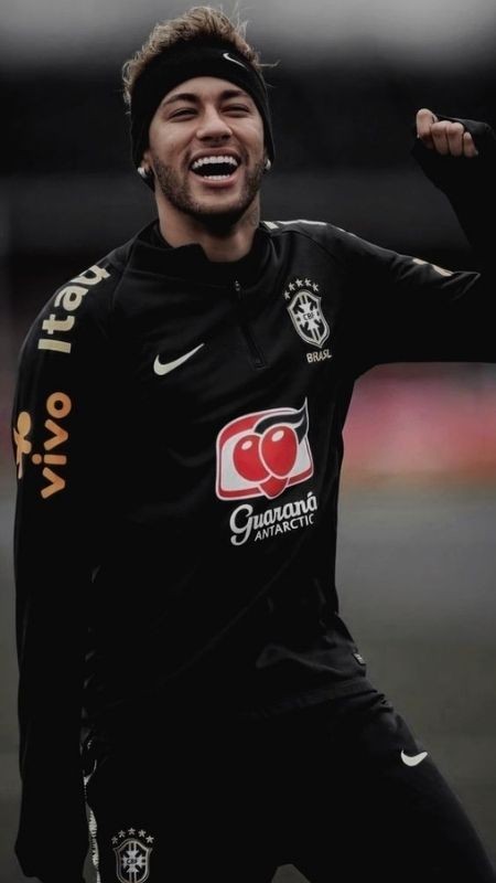 Cận cảnh gương mặt góc cạnh và cuốn hút của Neymar