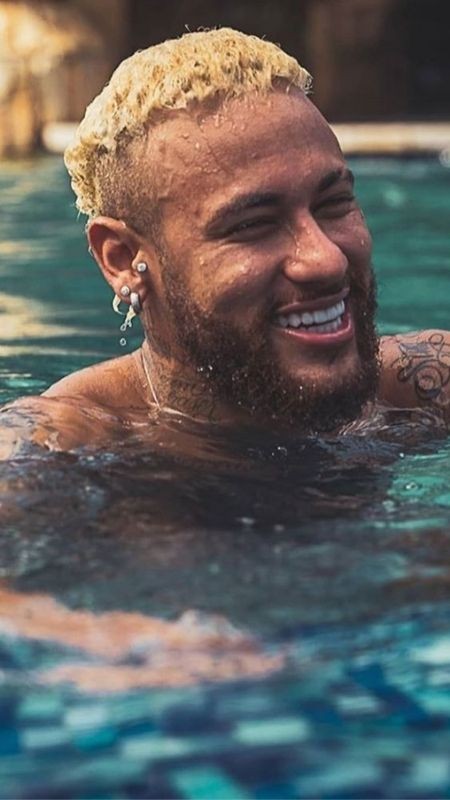 Neymar thư giãn trong bể bơi khoe hình thể săn chắc