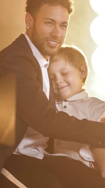 Hình ảnh ấm áp của Neymar bên cạnh một cậu bé fan hâm mộ