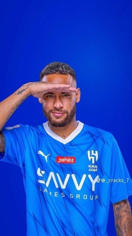 Biểu cảm lè lưỡi tinh nghịch trong màu áo xanh