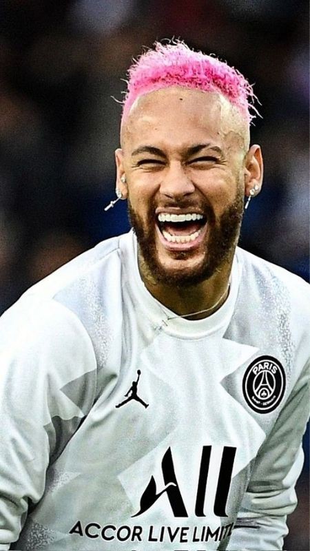 Mái tóc hồng nổi bật cùng nụ cười híp mắt