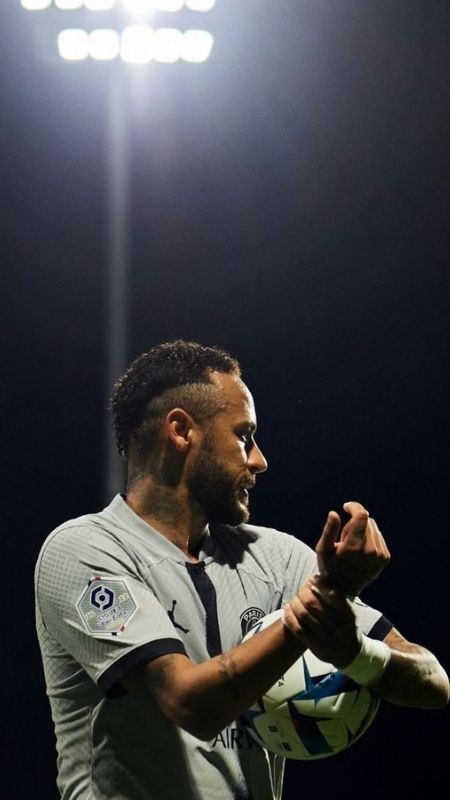 Ngôi sao cô đơn nhưng rực sáng giữa màn đêm sân cỏ