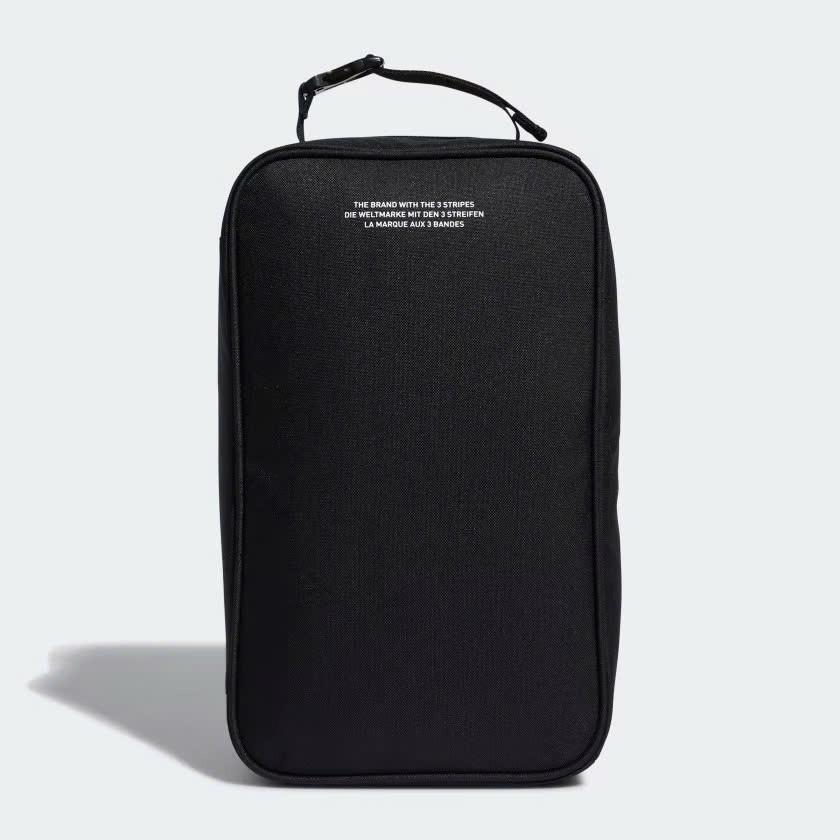 Cận cảnh chi tiết chất liệu giày đá bóng và túi bảo quản