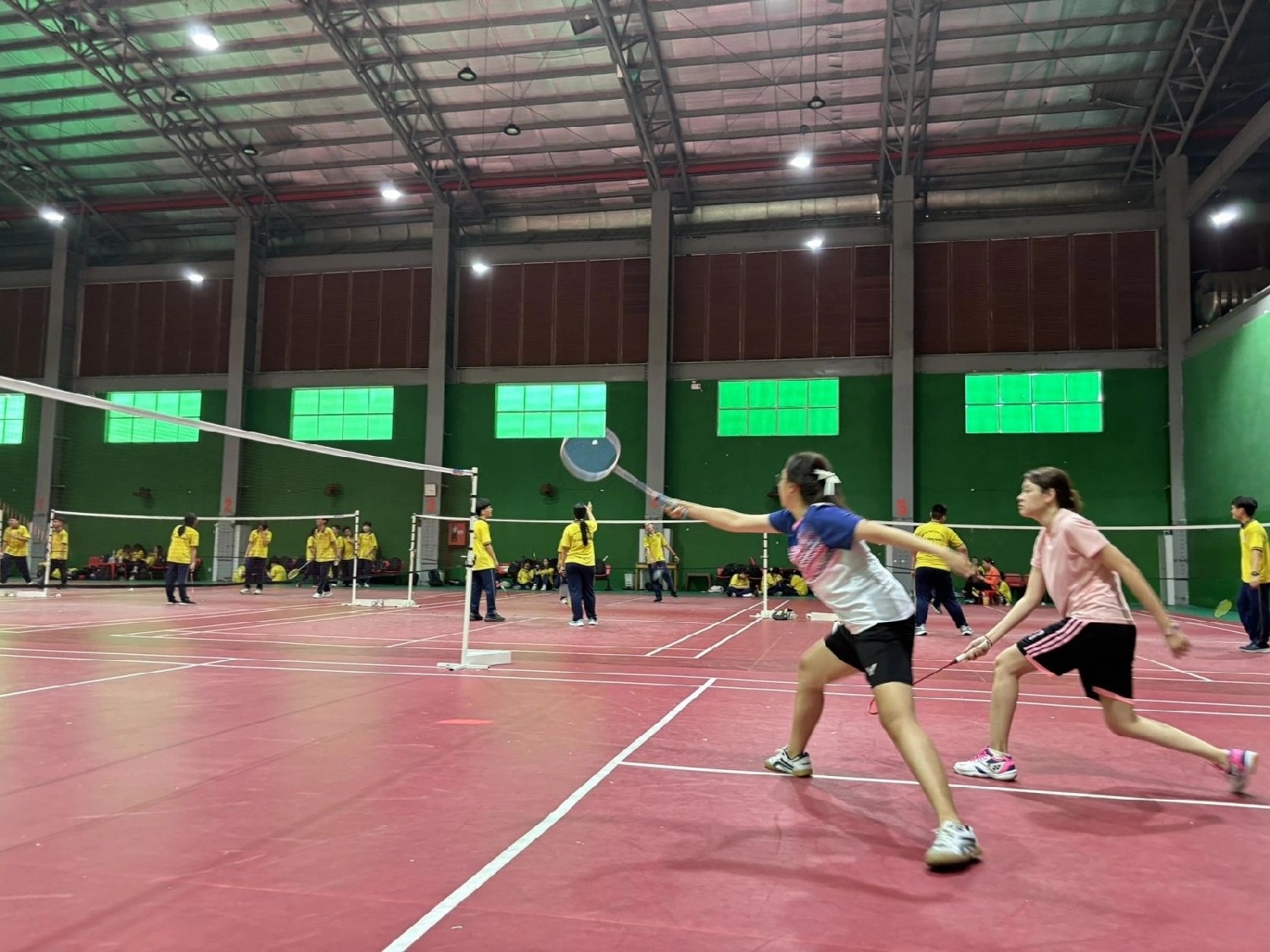 Sân cầu lông Marie Curie trong khuôn viên trường học