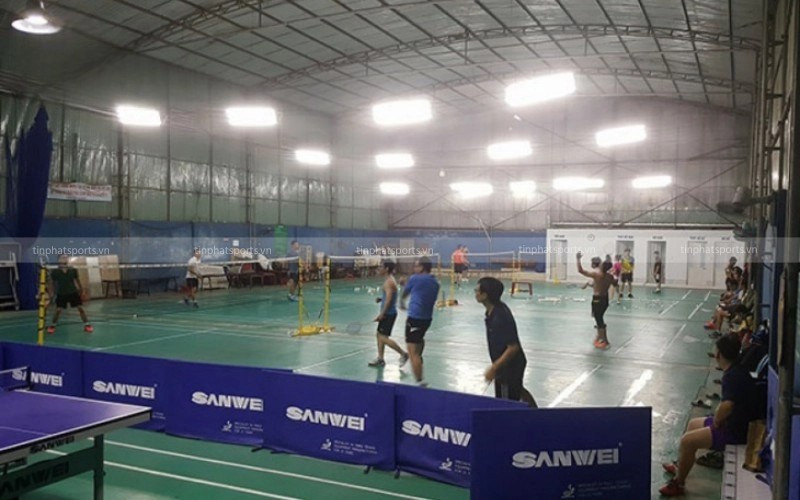 Sân cầu lông Bình Hưng với mặt sân tiêu chuẩn