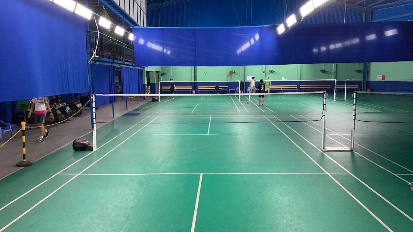 Toàn cảnh sân cầu lông trường Trung học Thủy Sản