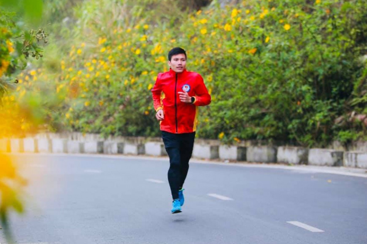 Đỗ Quốc Luật nhận bằng khen, là một trong những VĐV tiêu biểu của thể thao Bộ đội Biên phòng năm 2020