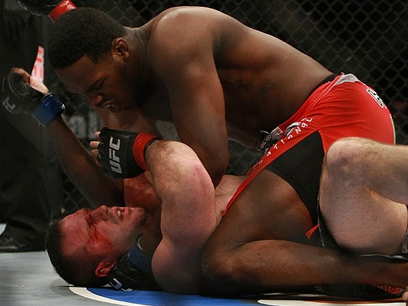 Đòn trỏ 12-6 bị cấm trong thi đấu MMA