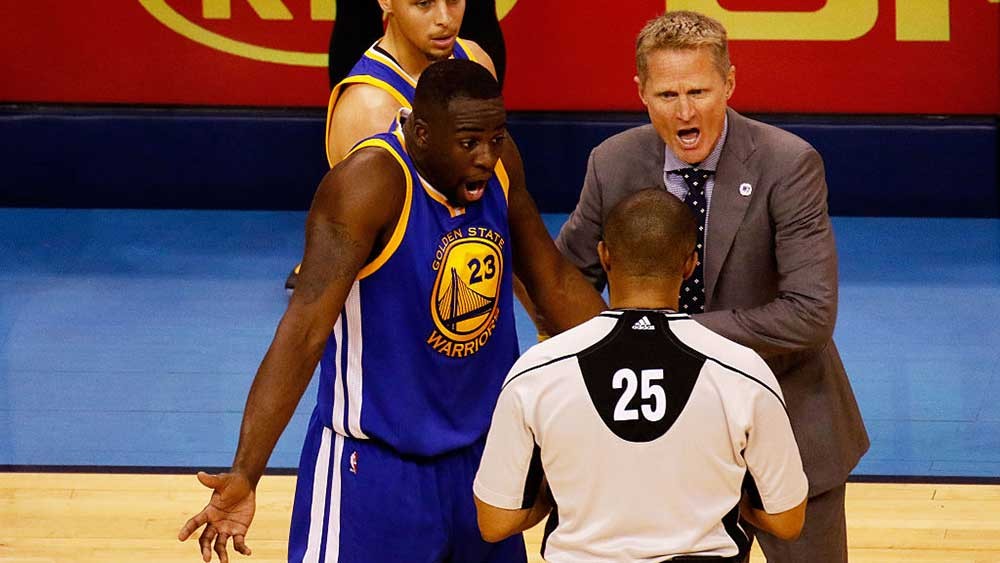 Draymond Green và Steve Kerr thảo luận về chiến thuật trên sân bóng rổ