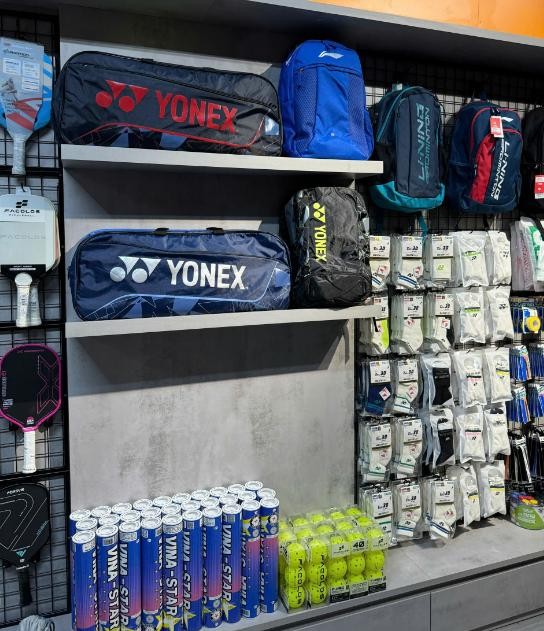 Kệ trưng bày các sản phẩm vợt và phụ kiện chính hãng