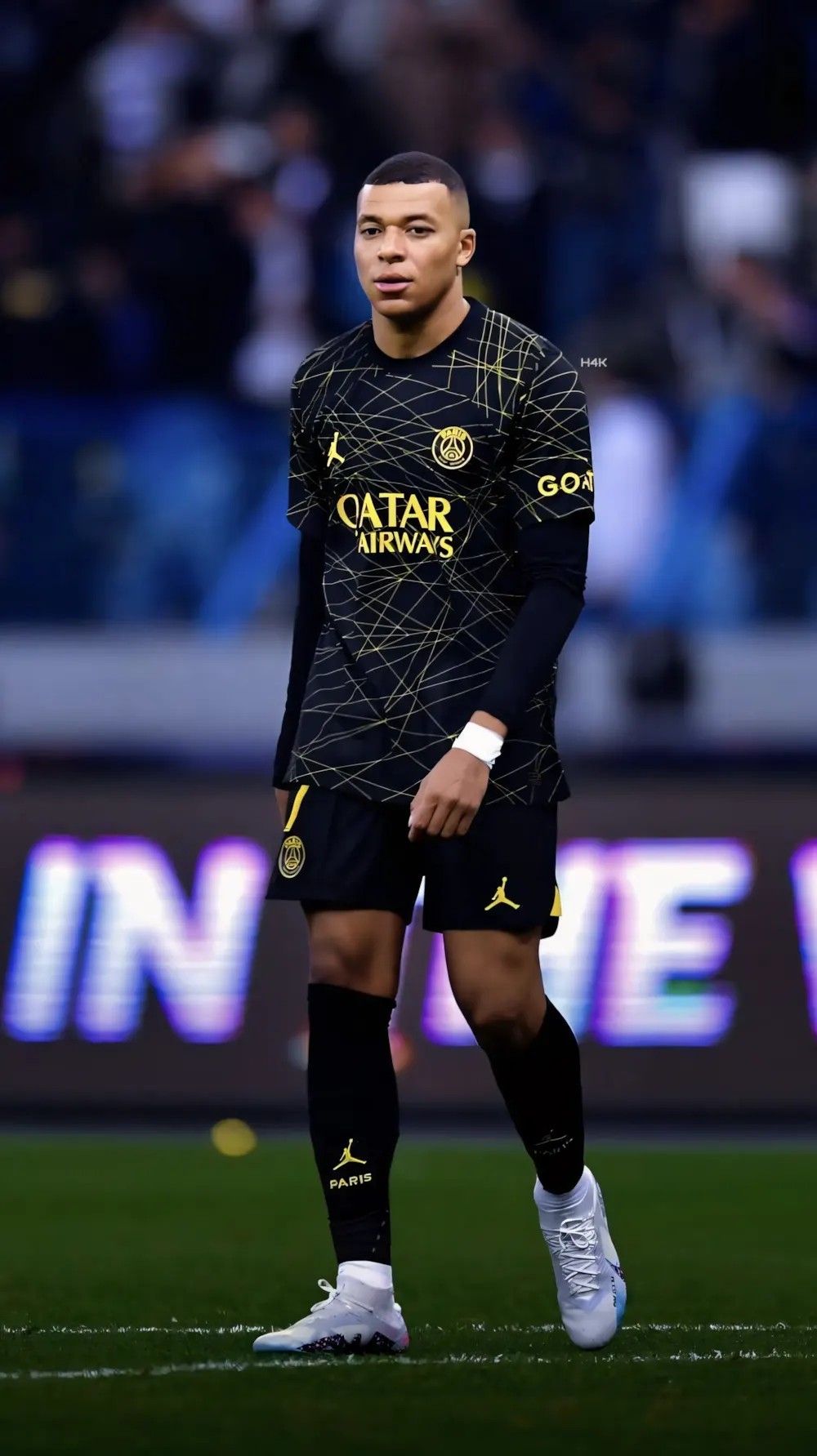 Hình ảnh Mbappé ngầu với phong cách thời trang đời thường