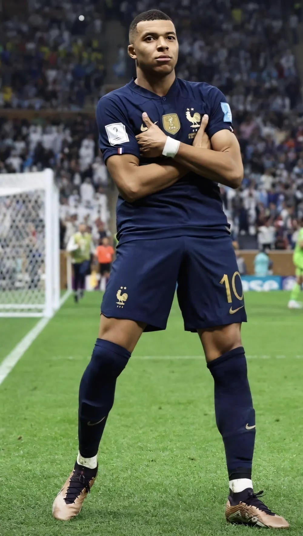 Mbappé đeo kính râm cực chất