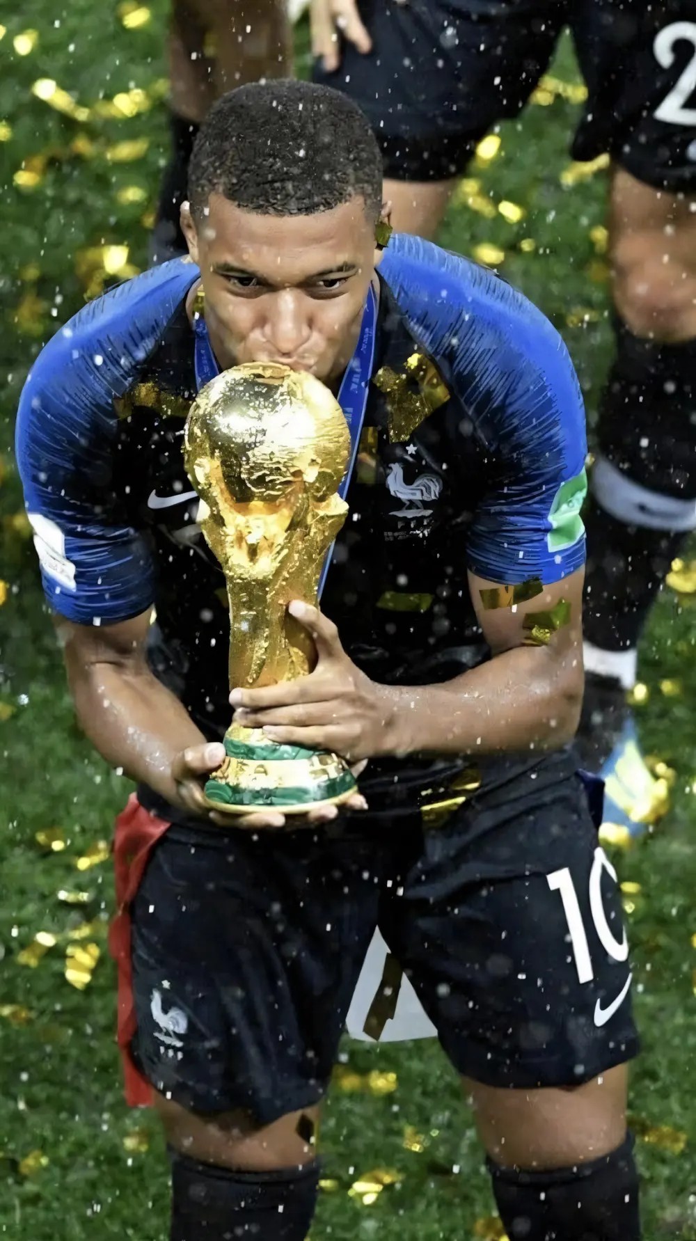 Phong cách ăn mừng bàn thắng đặc trưng của Mbappé