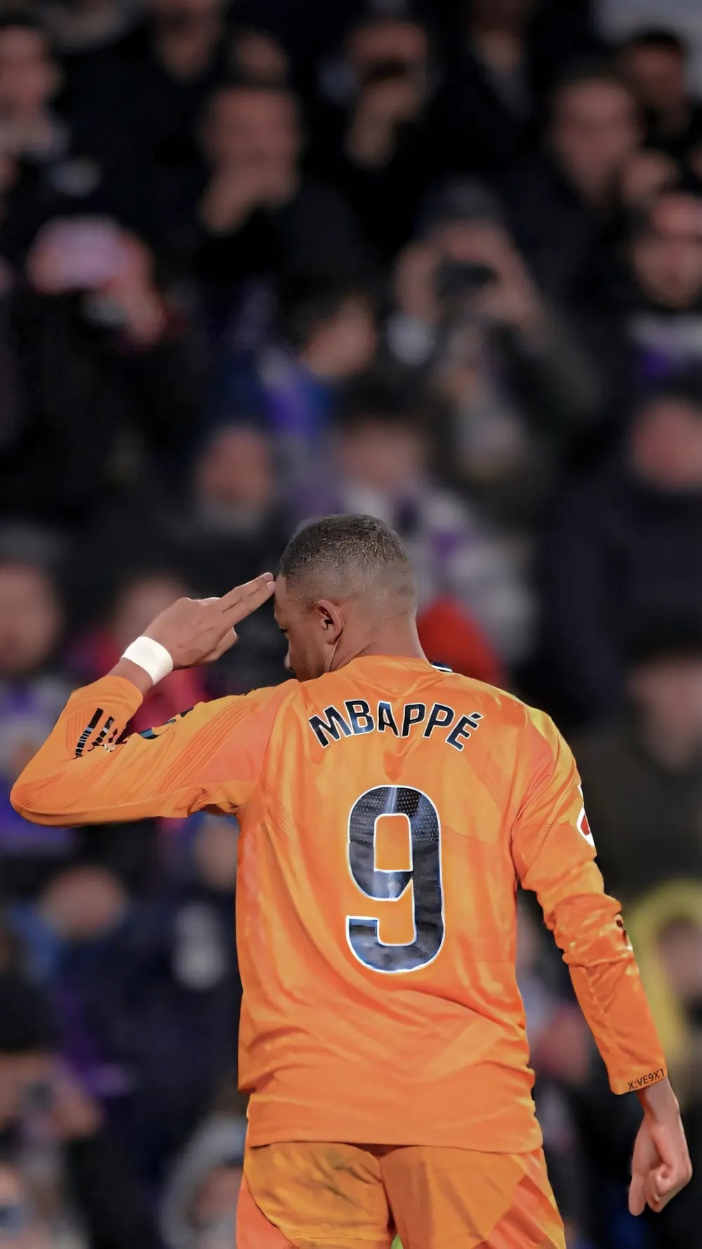 Hình ảnh Mbappé đầy quyết tâm và mạnh mẽ