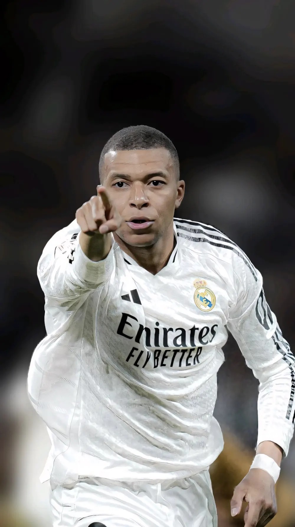 Góc chụp nghệ thuật tôn lên vẻ đẹp trai của Mbappé