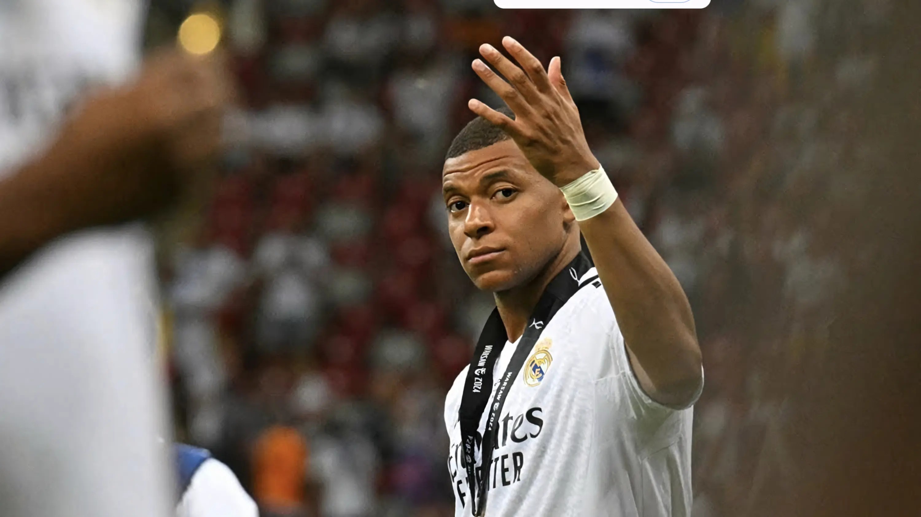 Ảnh nền máy tính Mbappé đen trắng nghệ thuật