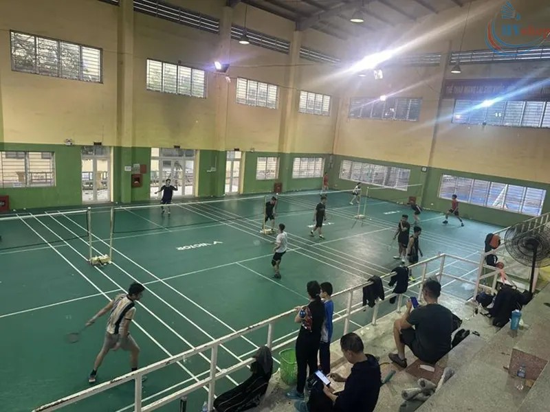 Hình ảnh sân cầu lông bên trong trường THPT Yên Hoà