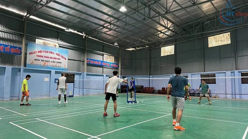 Hình ảnh thực tế tại sân cầu lông ngõ 180 Trần Duy Hưng