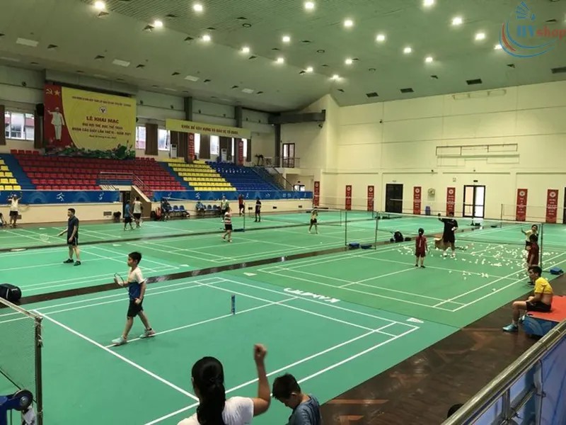 Hình ảnh toàn cảnh sân cầu lông Nhà thi đấu Cầu Giấy rộng rãi