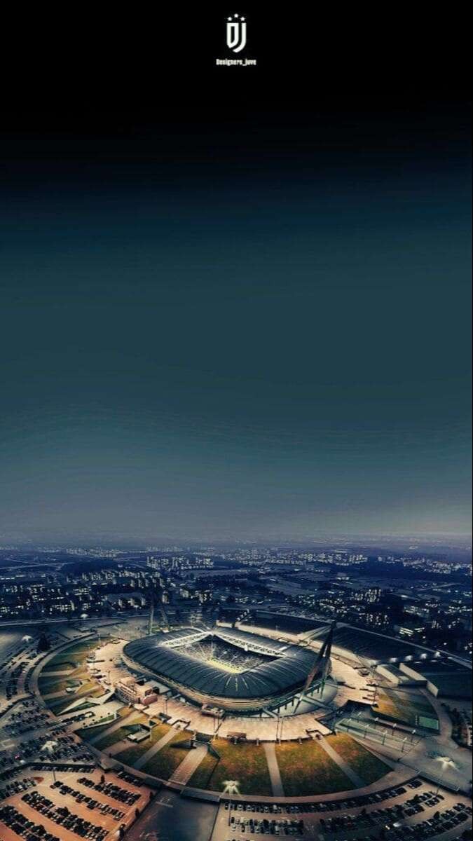 Sân bóng đá nghệ thuật với trái bóng ở trung tâm