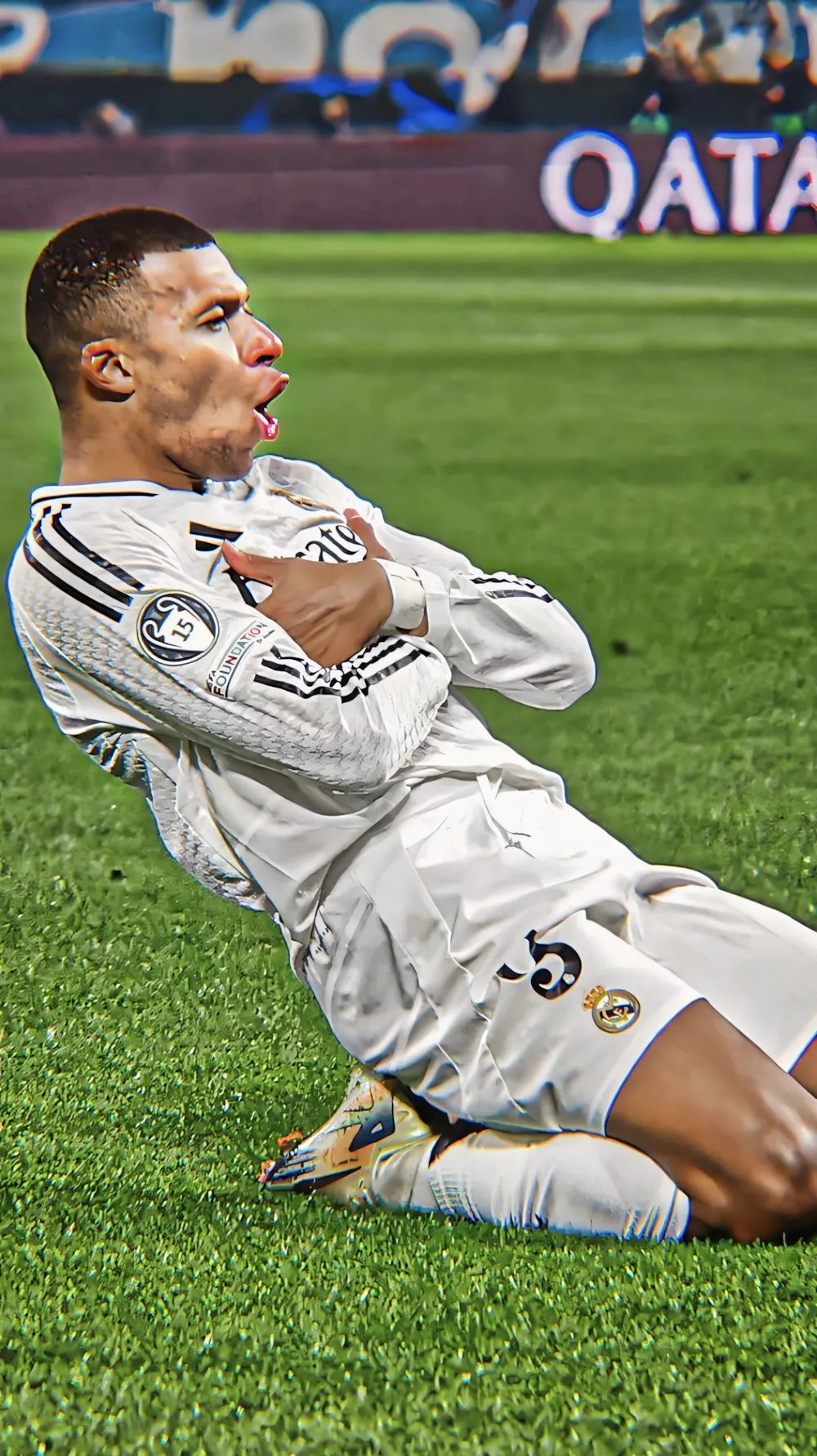 Mbappé ăn mừng bàn thắng đầy cảm xúc trên sân cỏ