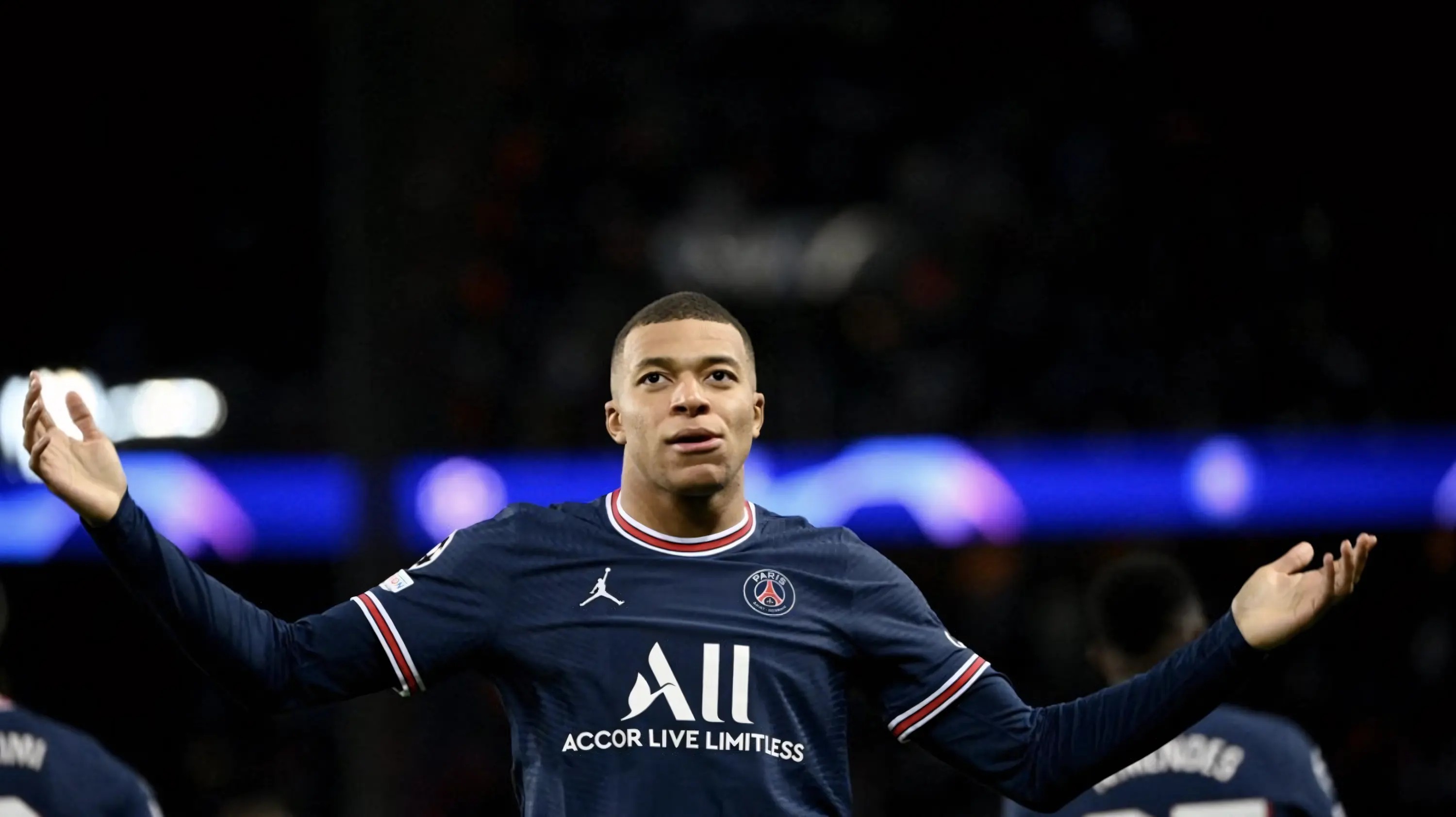 Hình nền máy tính Mbappé 4K sân cỏ xanh mướt