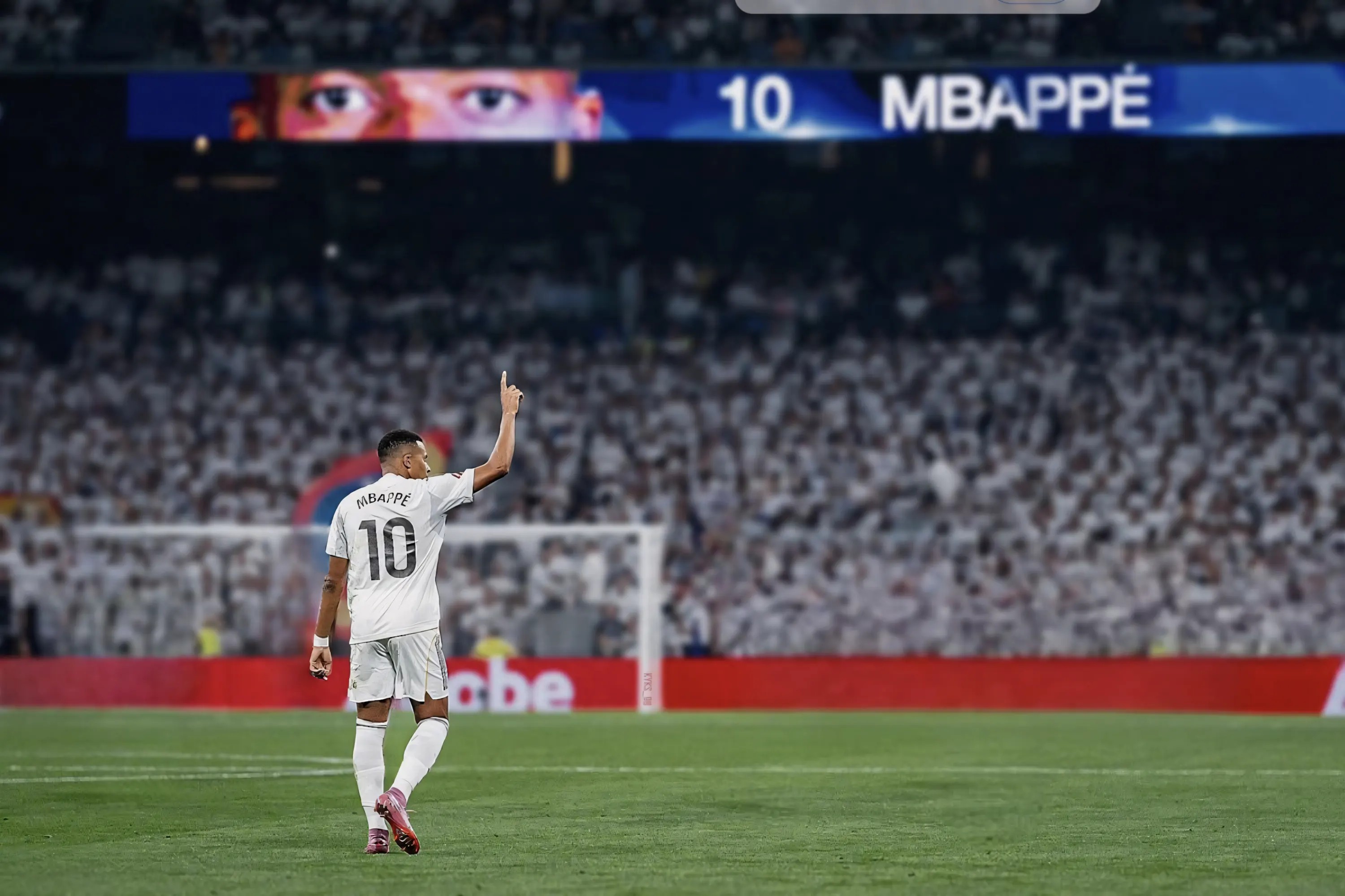 Góc nghiêng thần thánh của Mbappé