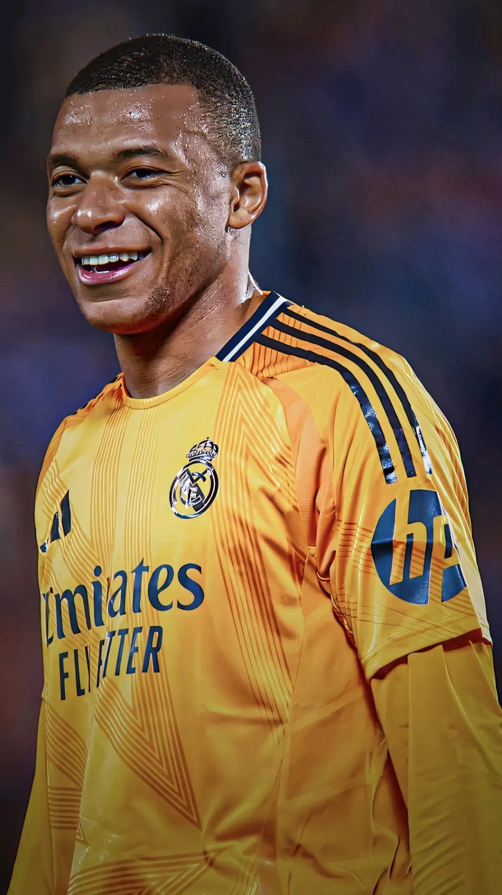 Mbappé hôn lên logo Real Madrid đầy cảm xúc