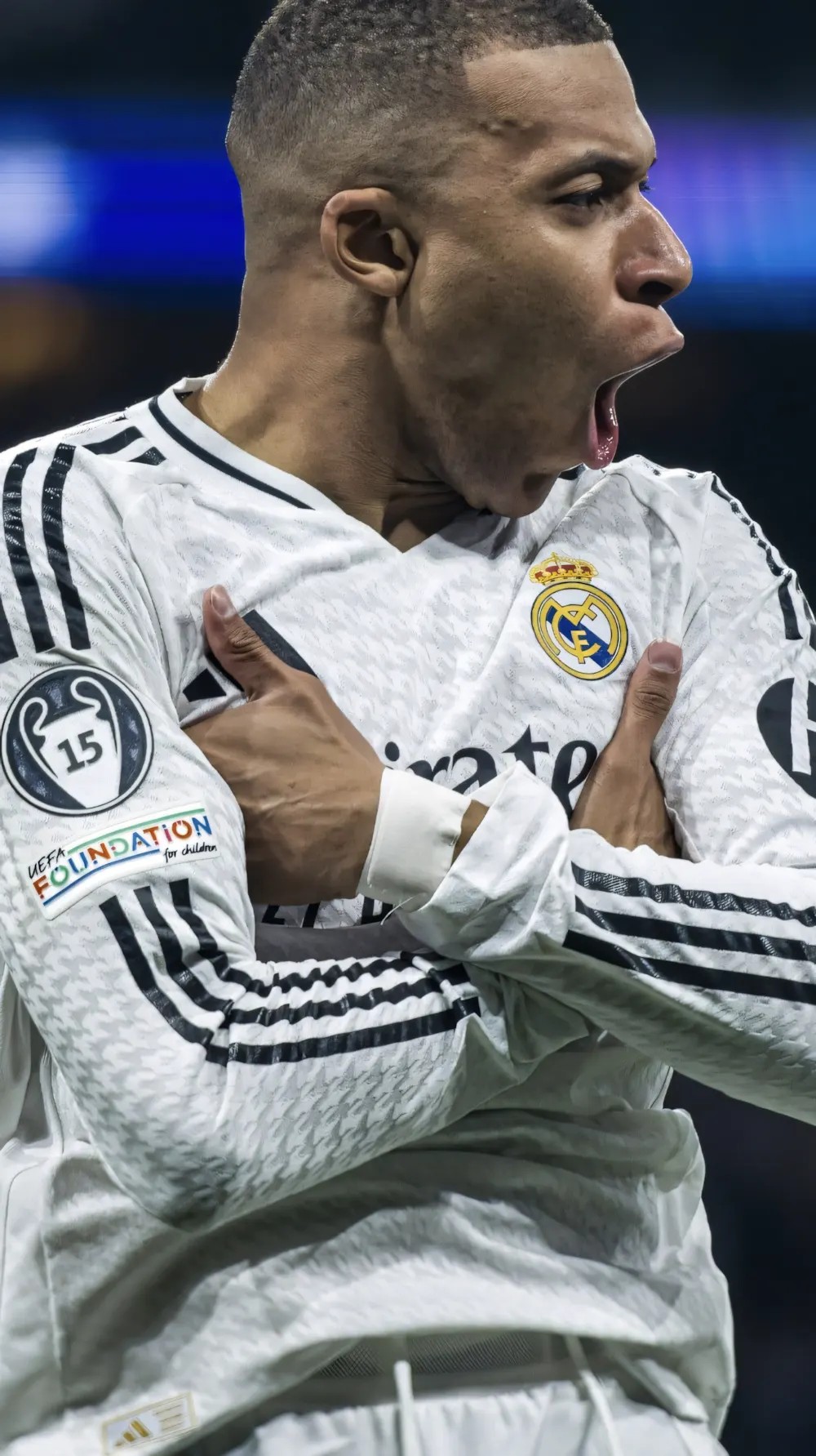 Kylian Mbappé trong màu áo trắng Real Madrid