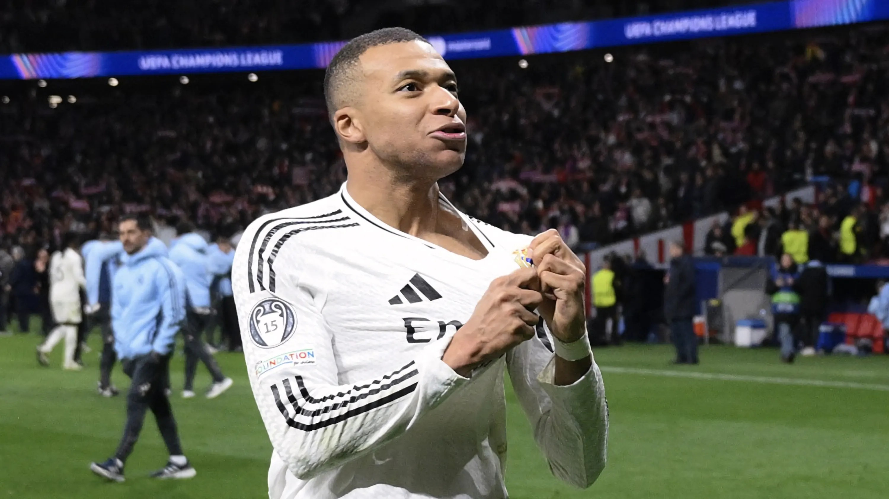 Sân Santiago Bernabéu chào đón Mbappé