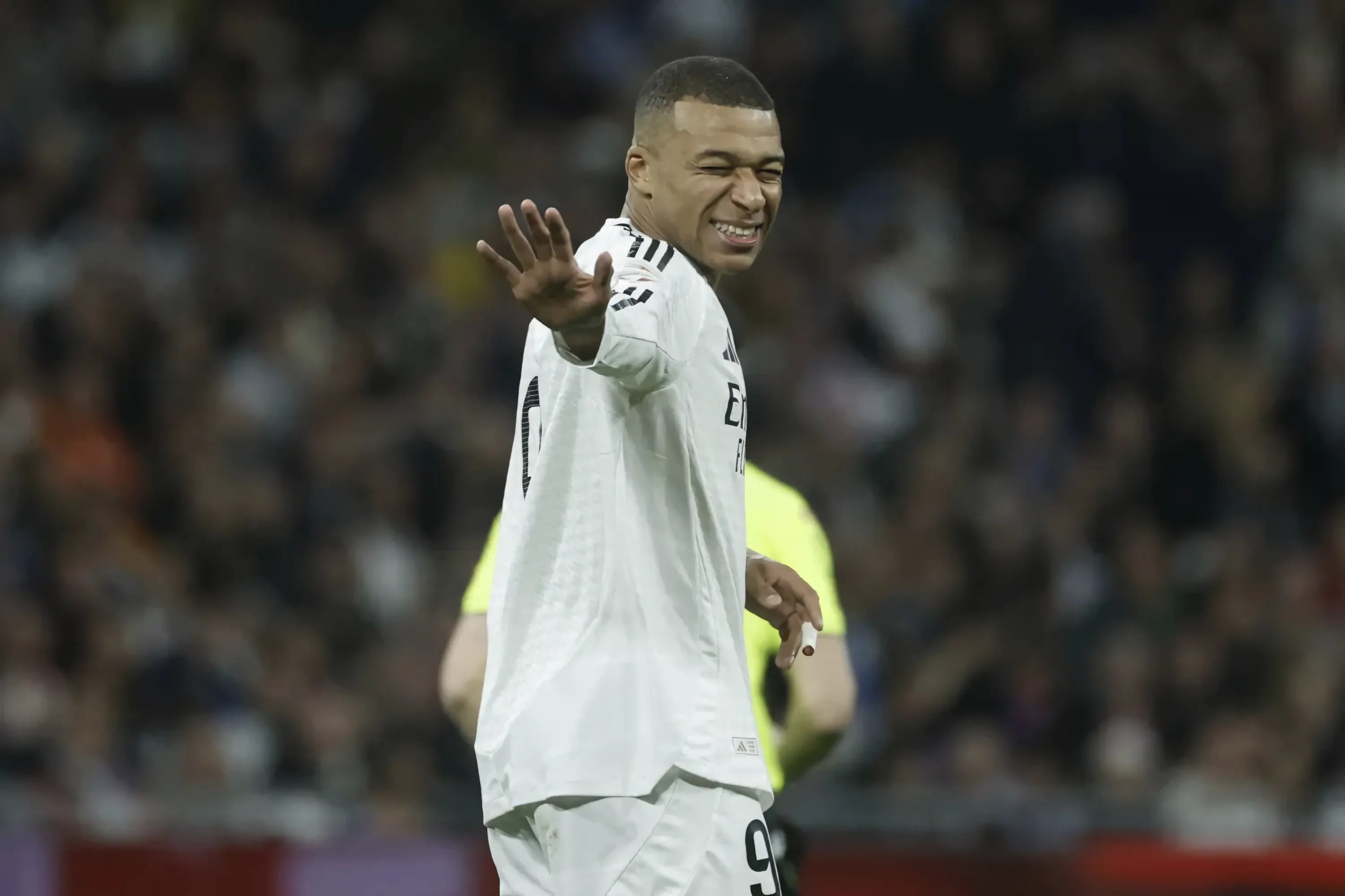 Khoảnh khắc lịch sử Mbappé gia nhập Real Madrid