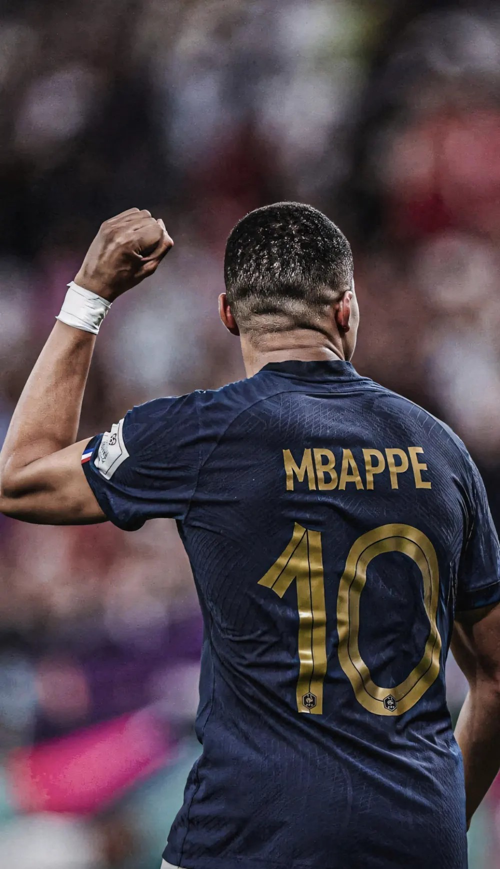 Đội trưởng Mbappé chỉ đạo đồng đội