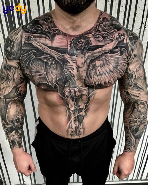 Xăm hình Châu Âu ở ngực nam tính