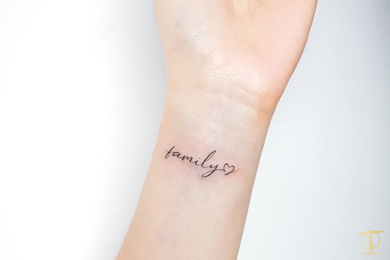 Hình xăm chữ Family thể hiện tình yêu gia đình thiêng liêng