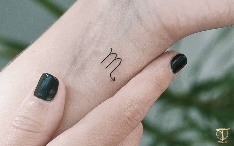Hình xăm chữ M nhỏ nhắn trên cổ tay