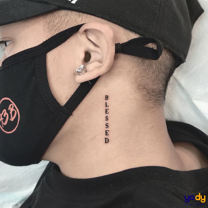 Hình xăm chữ ở cổ đẹp cho nam